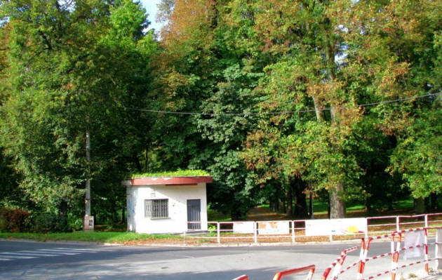 Križovatka - vstup do parku od Strieborného námestia. Vľavo odbočka na Hušták, vpravo na Podlavice. V popredí bývalý kiosk - bufet