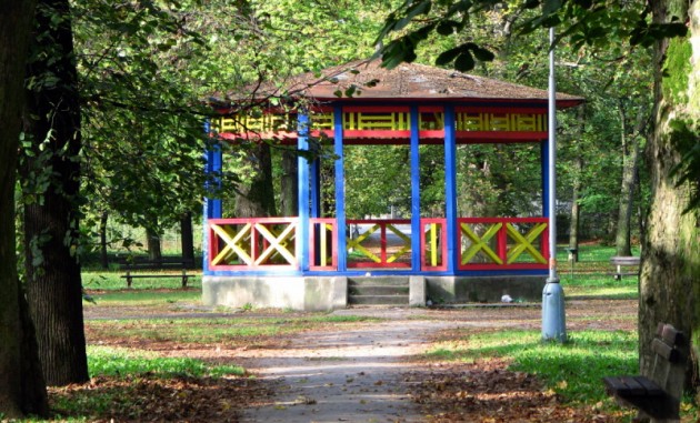 altánok v strede parku